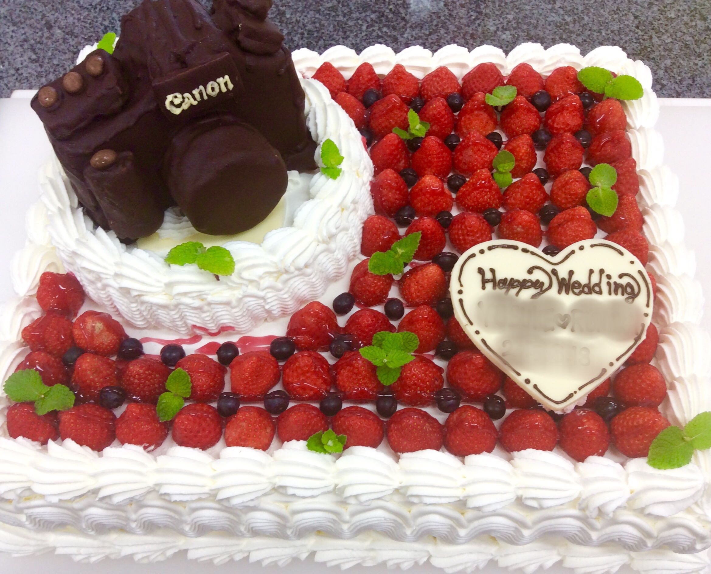 いちごとカメラのウエディングケーキ Bombe Anniversary 熊本県八代ケーキ 洋菓子店 ボンブ
