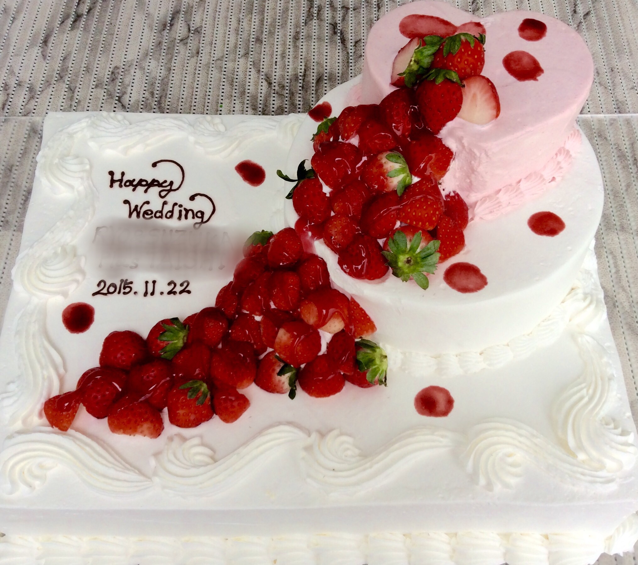 いちごの3段ケーキ Bombe Anniversary 熊本県八代ケーキ 洋菓子店 ボンブ